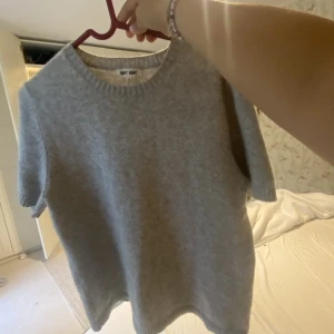 Soft goat tröja💕 - Säljer nu denna såå fina och populära tröja i kaschmir från Soft Goat!! Den är i jättefint skick💕Nypris ligger på 2195kr. Skriv till mig för fler bilder och om ni har några frågor!! Köp direkt för 1700💕Tar emot bud från 1100😇