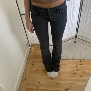 Zara jeans - Supersköna mörkgråa bootcut jeans från Zara. Lågmidjade! Bra skick utan defekter! Storlek 38 men passar även för 36🌸 Frakt tillkommer!