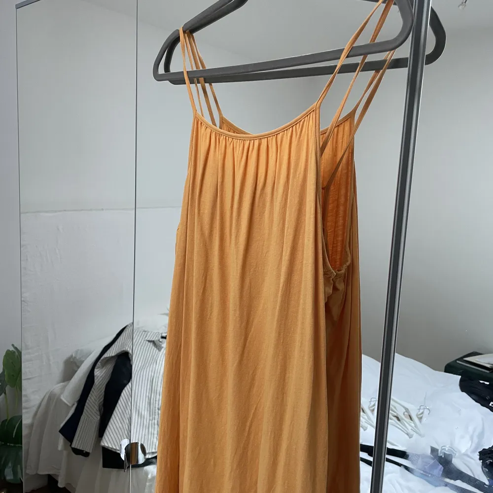 Orange långklänning från H&M i storlek S. Aldrig använd. Har superfin rygg och går hela vägen ner i golvet på mig som är 176cm! 🤍 . Klänningar.