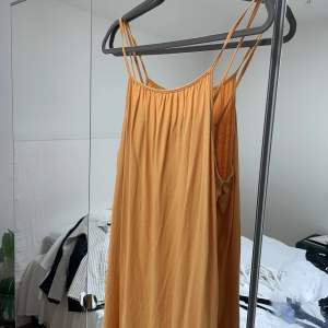 Orange långklänning från H&M i storlek S. Aldrig använd. Har superfin rygg och går hela vägen ner i golvet på mig som är 176cm! 🤍 