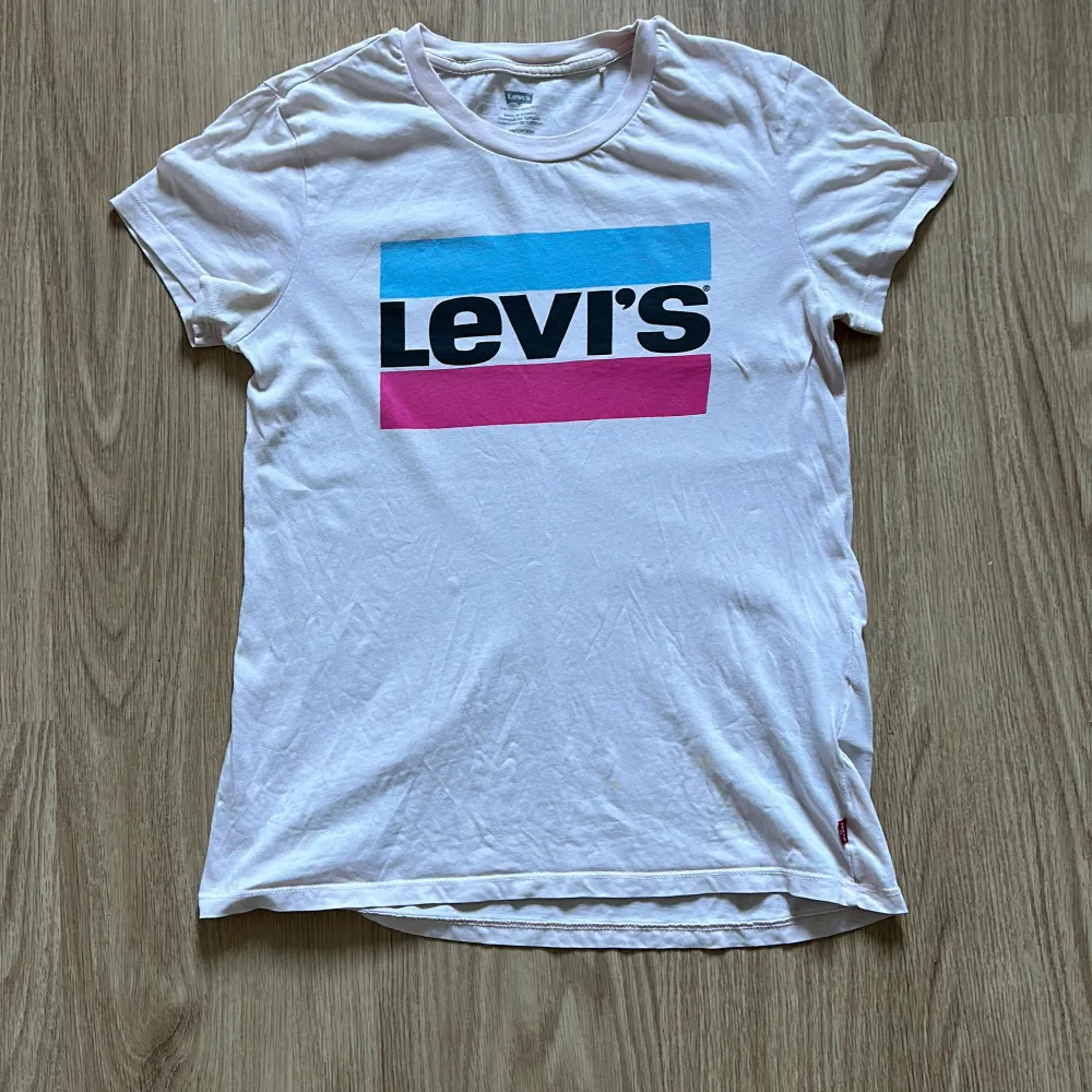Rosa Levis T-Shirt i storlek XS. Finns några småfläckar som inte går bort vid tvätt, dock inget som förstör helhetsintrycket enligt mig.. T-shirts.