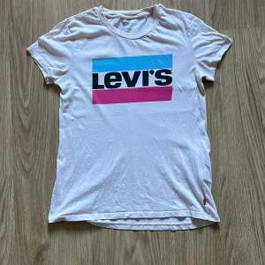Rosa Levis T-Shirt i storlek XS. Finns några småfläckar som inte går bort vid tvätt, dock inget som förstör helhetsintrycket enligt mig.
