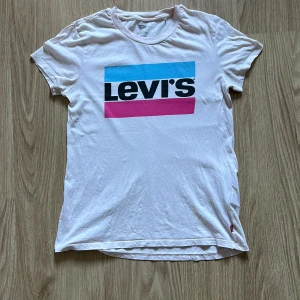 Levis T-shirt  - Rosa Levis T-Shirt i storlek XS. Finns några småfläckar som inte går bort vid tvätt, dock inget som förstör helhetsintrycket enligt mig.