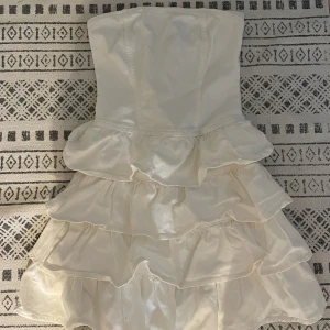 Volangklänning - Bud just nu: 240kr, köp direkt för 250kr💞  En superfin volangklänning i jeanstyg 🙌🏻 Säljer denna för att den tyvärr är för liten för mig. Den har inga skador och är i bra skick! Har tyvärr inga bilder på🙌🏻 Mått:  Byst: 67 cm Midja: 60 cm Längd: 66 cm