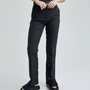 Helt Nya Kostymbyxor  - Helt nya kostymbyxor från Bik Bok, passar mig bra i längden och jag är 167cm lång. Storlek 36, 499kr Nypris! Bilder från Bik Boks hemsida, skriv för fler bilder☺️