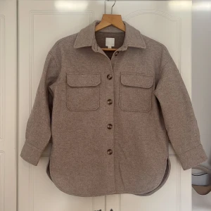 Jacka i skjortmodell h&m - Jacka i skjortmodell från h&m i grå/beige/brun färg. 
