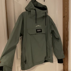 Anorak från DOPE - Grön/blå anorak från dope, varsamt använd 2 vintrar. Inte min stil längre