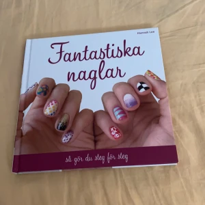 Nagelbok  - En nagelbok med bilder och beskrivningar som man kan använda sig av för idéer och designer🤍💅🏻