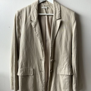 Kavaj - Säljer denna kavaj från Gina Tricot som jag ej använder längre. Den är superfin men behövs dock strykas. 