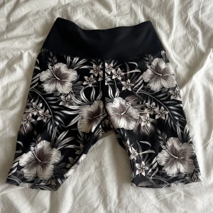 Blommiga Cykelbyxor  - Supersköna och jättesnygga cykelbyxor. Sitter fint om kroppen och är i bra skick 🫶köpta från Intersport 