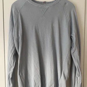 Les Deux Sweatshirt - Stilren ljusblå tröja i väldigt bra skick. Storleken är S, men stor i storleken så passar även M. 