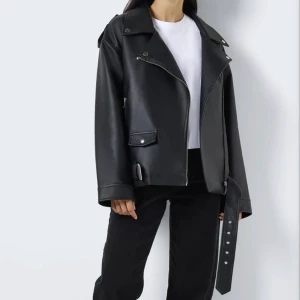 Oversize skinnjacka - Säljer en oversize skinnjacka från Noisy May i stl S. Endast använd 1 gång! Säljer då den inte är min stil.