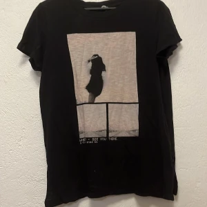 T-shirt med tryck  - T-shirt med tryck. Använd men i bra skick. 