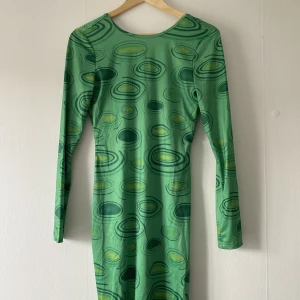 Klänning  - Klänning från oklart märke. Stretchigt/tunnt material. Köparen står för frakt