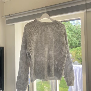 Grå sweatshirt  - En grå stickad sweatshirt från lager 157. Superskönt tröja som värmer och är mysig. Passar till alla sortens plagg