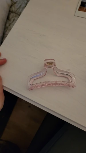 Hårklämma  - Säljer denna hårklämma som inte kommer till användning längre. Den är använd en gång. Köparen står för frakten 📦💕