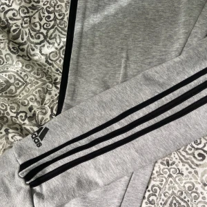 Adidas mjukis byxor - Sköna bekväma mjukis byxor. 