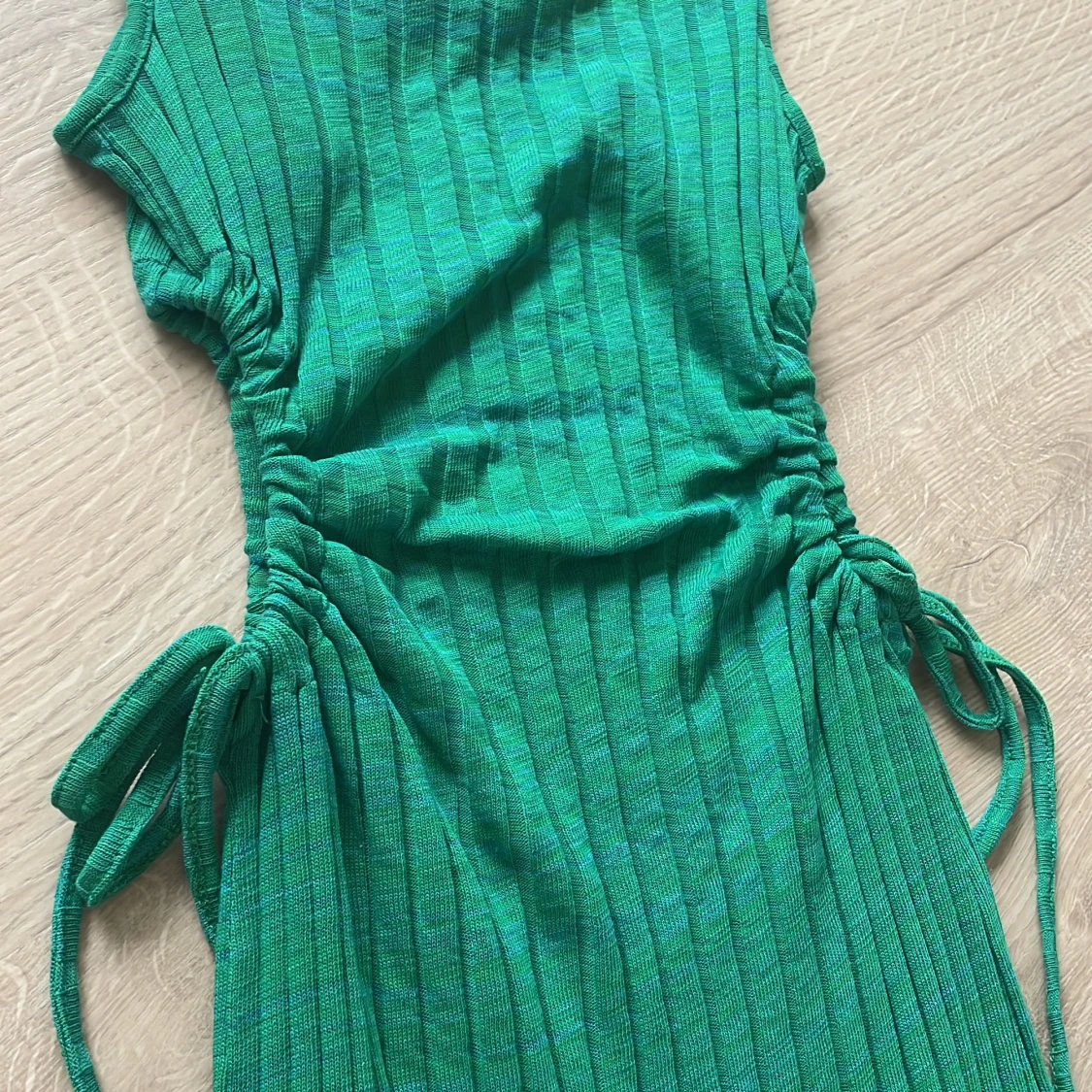 Grön klänning med cutouts på sidan - 90