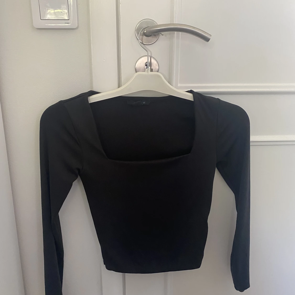 Topp med fyrkantig urringning 