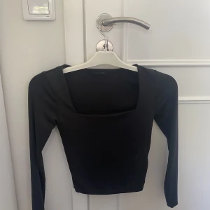 Topp med fyrkantig urringning  - Topp med fyrkantig urringning från new yorker 