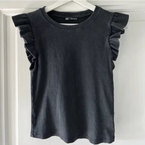 Zara topp - Fin grå topp från Zara med volanger🙌 Använd någon enstaka gång och har inga defekter! 