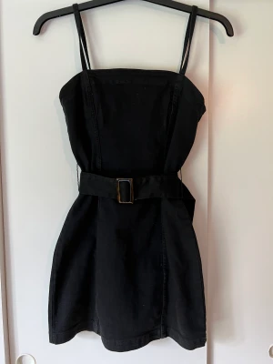 Jeans Klänning  - Jättefin jeansklänning i storlek 36 från H&M, Nyskick! Endast använd 1 gång