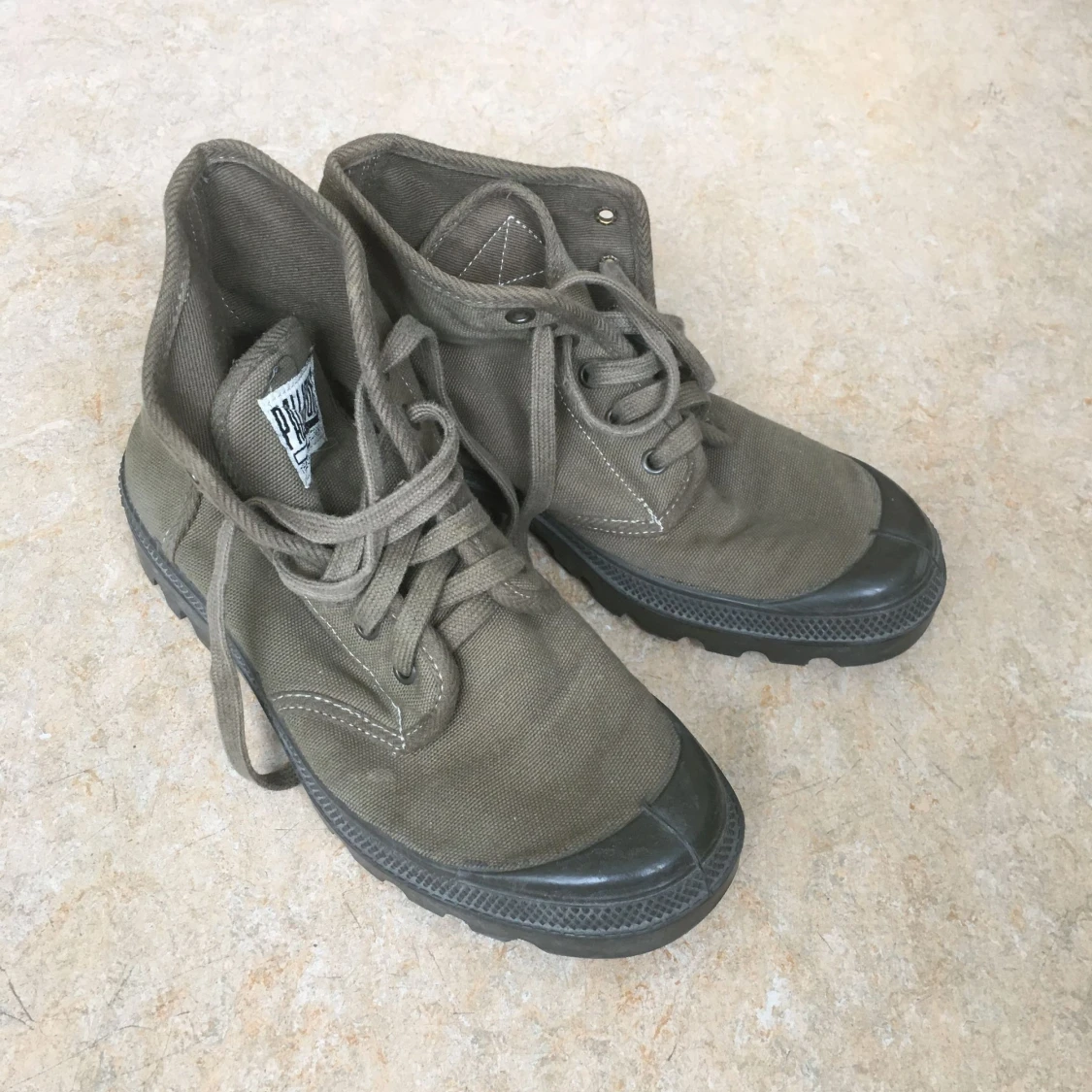 Khaki-färgade palladiumskor