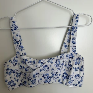 Topp - Kort topp från NA-KD! Funkar som både bh och topp!