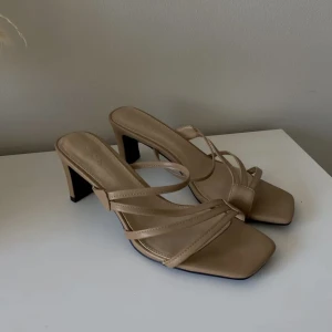 Beiga klackar - Beiga klackar från Nakd i storlek 38, helt oanvända