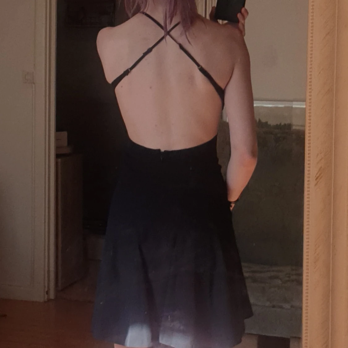 Svart miniklänning med utskurna detaljer - 90