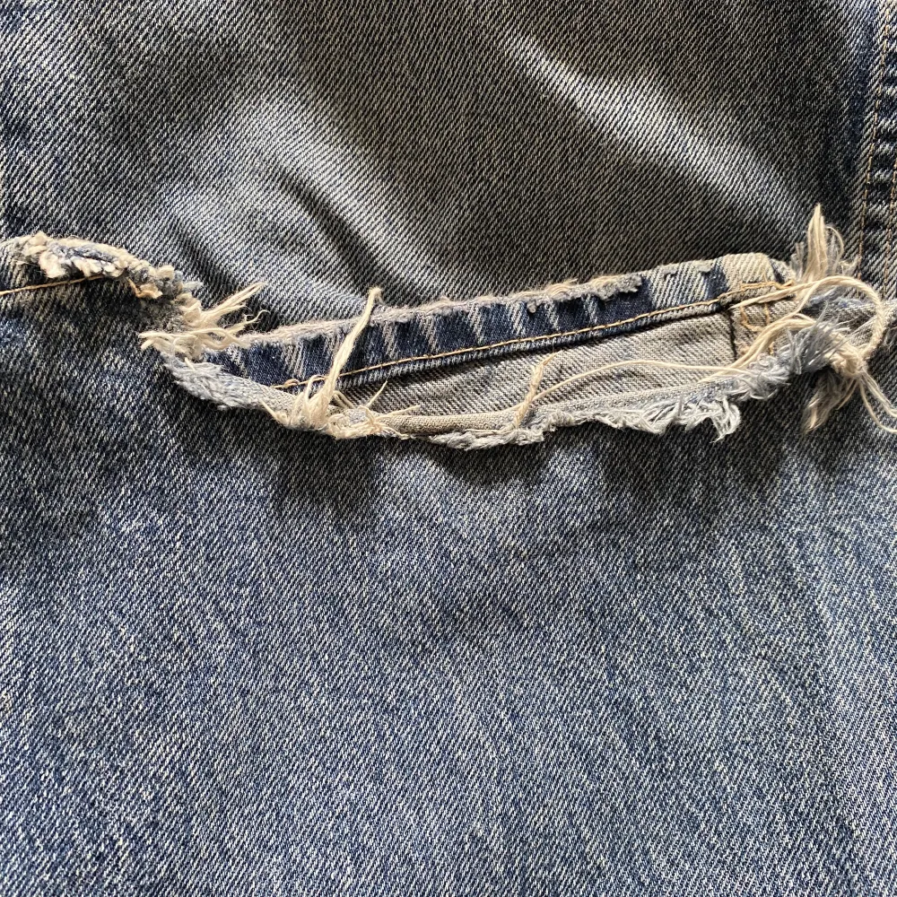 Supersnygga baggy jeans från zara, på zara står det att de är low rise men jag skulle mer säga mid rise. De är långa därför har de skavts upp nere vid fötterna men är inget som jag skulle säga märks speciellt mycket när man har på sig dem.. Jeans & Byxor.