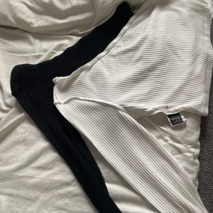 Tröjor  - Två jätte fina tröjor med bara en arm, man kan bara köpa eller eller båda om man vill ❤️