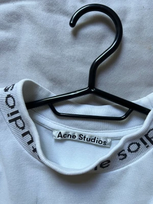 Acne studios tshirt - Säljer en acne studios tshirt Storlek S passar 175> Tishan har en liten fläck som syns på bild 2 därav priset  