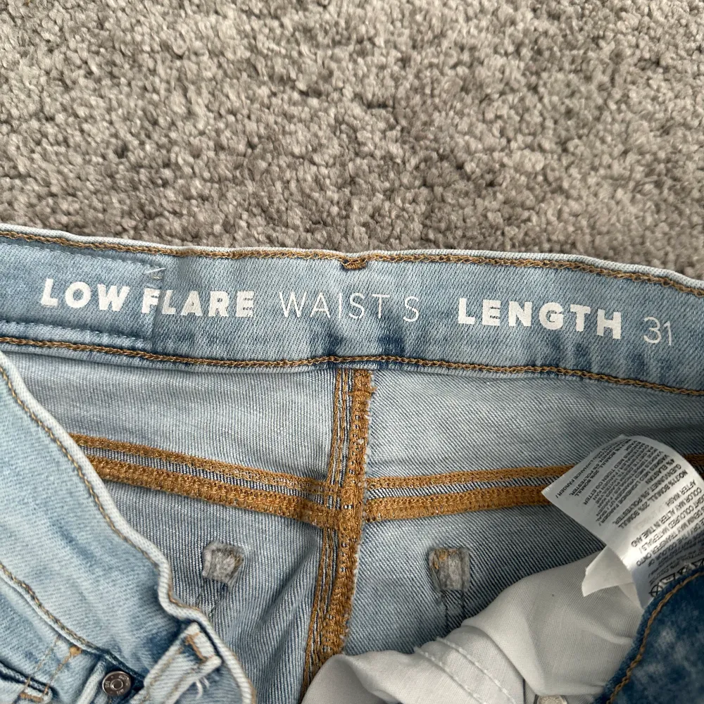 Ljusblå flared jeans i ljusblå stretch. Stl S och Length 31 från Bik Bok. . Jeans & Byxor.