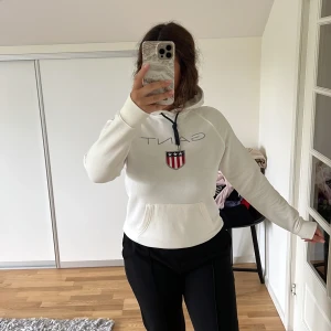 Vit GANT hoodie  - Väldigt bra skick, ser oanvänd ut. Har endast en liten fläck vid vristen som man kan se på bild 3. Storlek S. Bra kvalité. Ordinarie pris: 1300kr