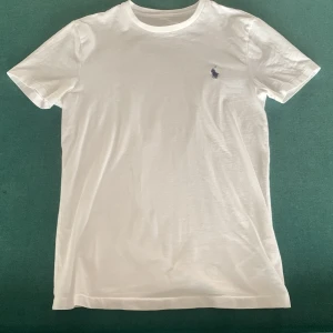 Ralph lauren tshirt  - Hej, jag säljer nu min Ralph lauren tsha i vit färg storlek xs! Den har inga märken eller hål så skulle säga nyskick. Kvitto och allt annat får man med! 