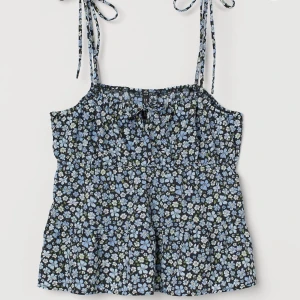 Söt blommig topp - Säljer pågrund av att den inte riktigt är min stil, jag har haft den ganska länge men inte använt den alls mycket så den är därför i väldigt bra skick💗skriv för egna bilder!!