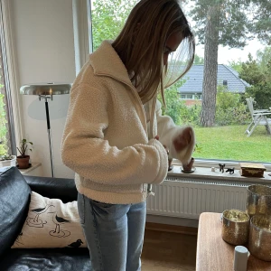 Fluffig kofta - Vit fluffig tröja från hm! I storlek S