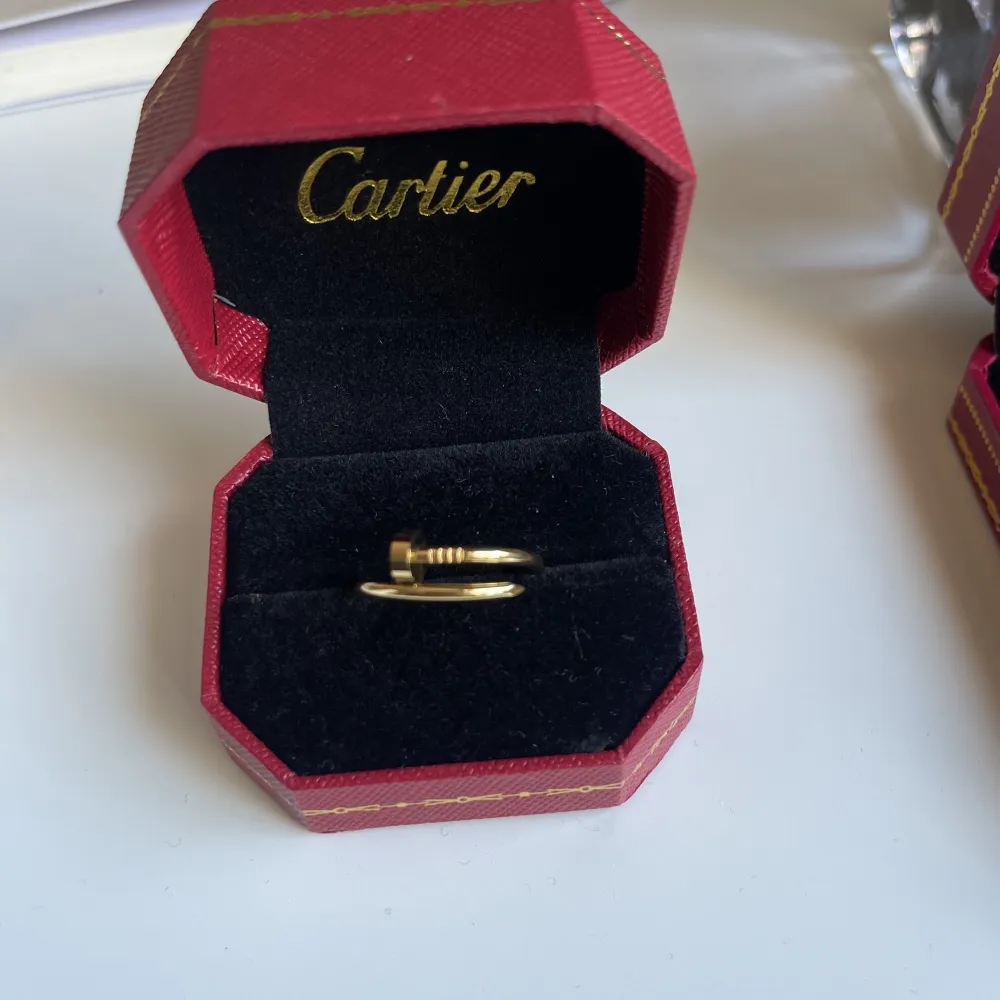 Ring guld plantering rostfritt guld. Cartier copia aldrig använd kan fraktas köpare står för frakt. . Accessoarer.