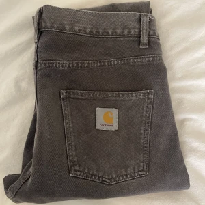 Carhartt byxor  - Fina gråa carhartt jeansbyxor. Storlek 31x32. Sparsamt använda. Väldigt bra skick. Modell: Carhartt newel.