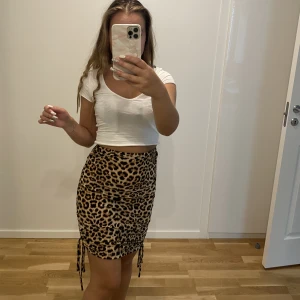 Leopard kjol  - Storlek S men passar även till M aldrig använd 
