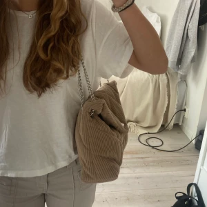 Axelremsväska  - Superfin axelremsväska köpt på en butik i Paris, märket är parfois. Aldrig använd!