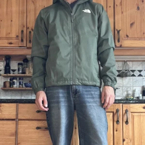 North face regnjacka - Regnjacka som tål regn bra utan att det blöter igenom. Storlek M