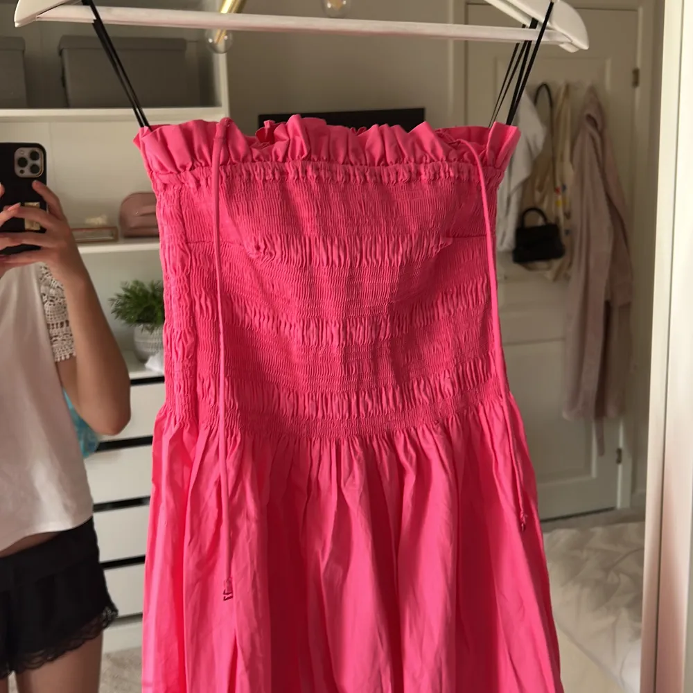 Säljer nu denna super fina bandou klänningen från H&M, det tillkommer även axelband om man skulle föredra det, kan även användas som långkjol ❤️. Klänningar.