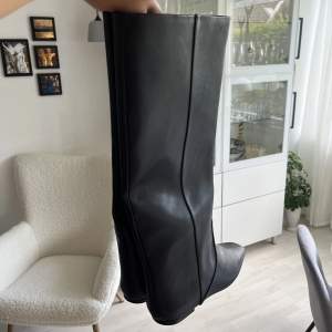 Svarta stövlar i läder från H&M köpta för 699kr, endast testade