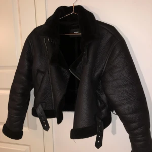 Shearlingjacka - Svart oversized jacka ifrån bikbok i kortare modell