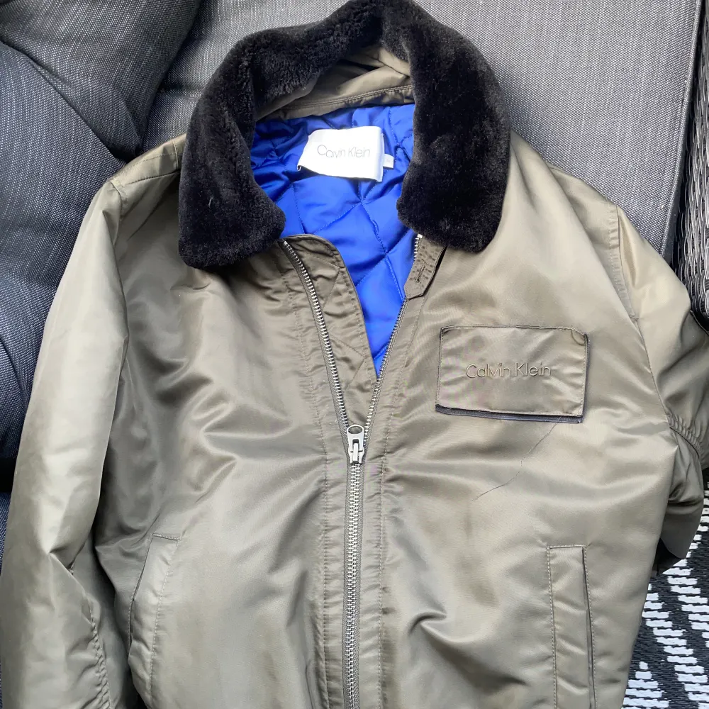 En grön Calvin Klein jacka med jätte skönt material rakt igenom. Skick är 10/10, har använt den 1-2 gånger endast!!!. Takit.