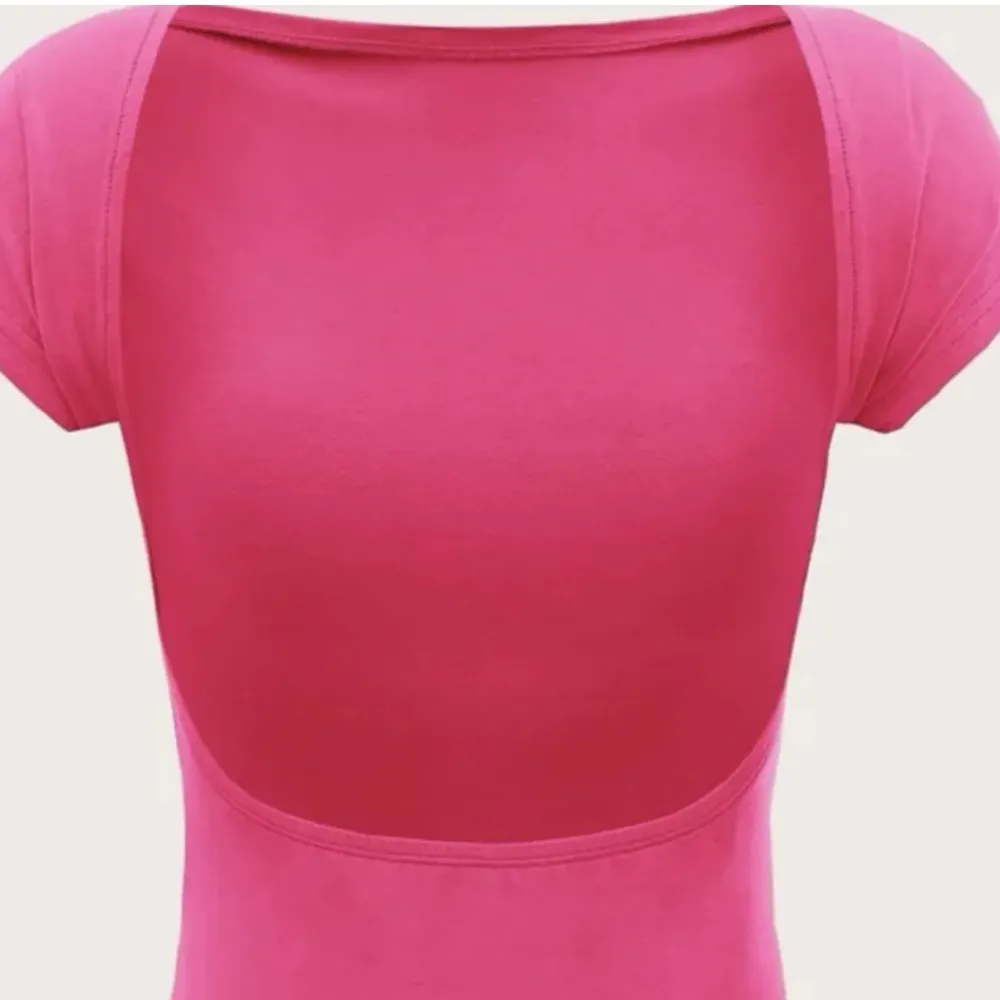 Säljer denna super snygga rosa tshirten med öppen rygg aldrig anvönd bara testad. Pris lsppen är fortfarande på. T-shirts.