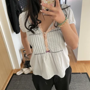 Odd Molly blus 🦋 - SUPERsöt Odd Molly blus! 🤩Knappt använd, nypris 500kr. Vet inte riktigt vilken storlek men passar mig som har strl 36. Passar större/mindre beroende på hur man vill att den ska sitta. Köpare står för fraktkostnad 🥰🌺