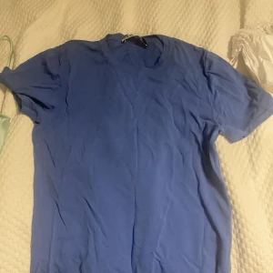 Blå t shirt  - Super basic blå t-shirt från zara som jag tyvärr inte använder ❤️